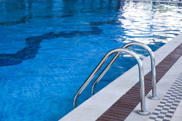 Moderna piscina con escalera, primer plano — Foto de Stock