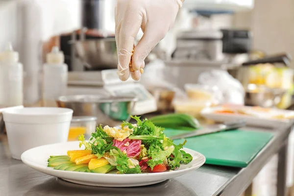 Chef-kok versieren salade — Stockfoto