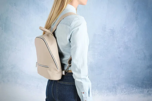 Jeune femme avec sac à dos en cuir — Photo