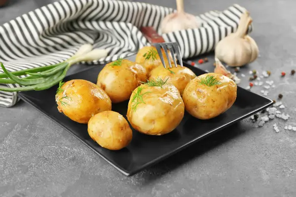 Tabak haşlanmış patates ile 