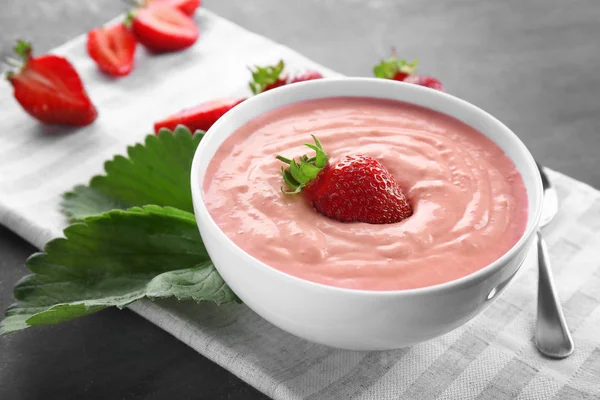 Domácí jogurt a jahody — Stock fotografie