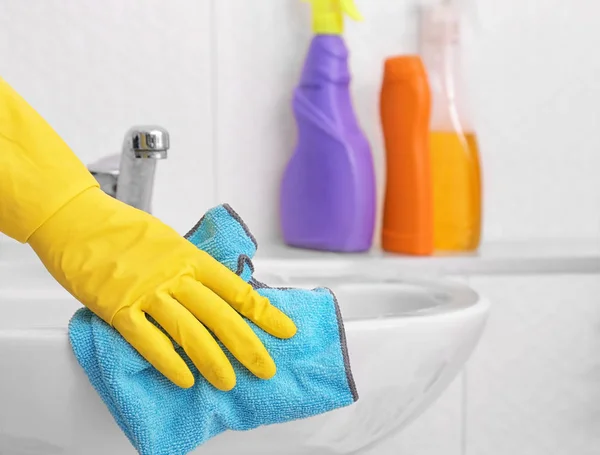 Female hand with rag cleaning — Stock Photo, Image