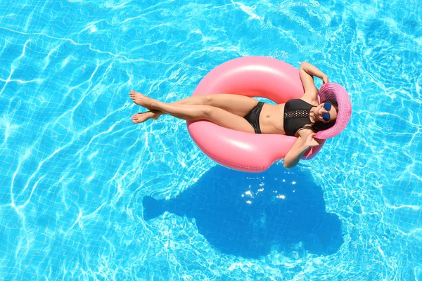 Şişme halka olan güzel kadın