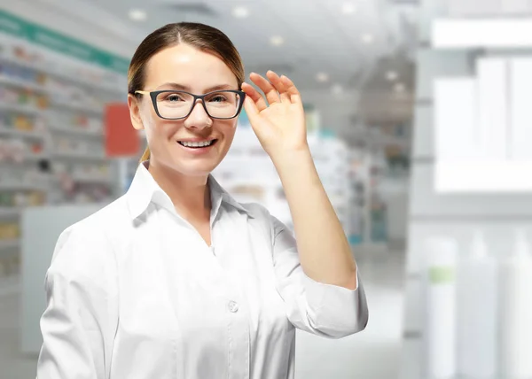 Офтальмолог с очками в оптическом магазине — стоковое фото