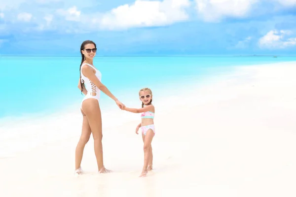 Mujer con hija en la playa — Foto de Stock
