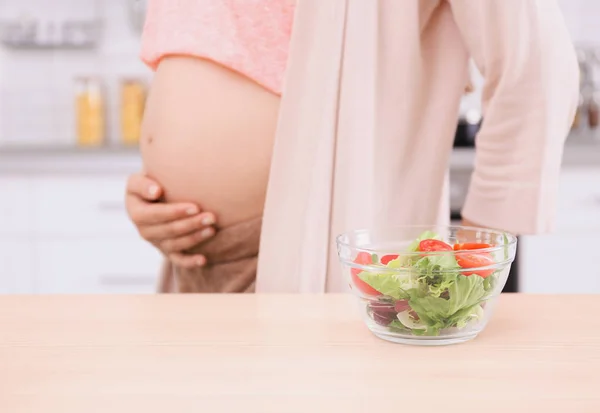 Mujer embarazada con tazón de ensalada — Foto de Stock