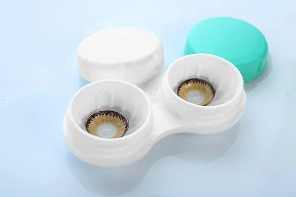 Beyaz arkaplanda kontak lensleri olan konteyner — Stok fotoğraf