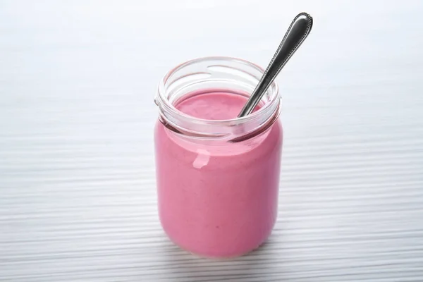 Domowej roboty jogurt truskawkowy — Zdjęcie stockowe