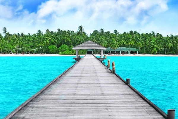 Trä ponton på tropical resort — Stockfoto