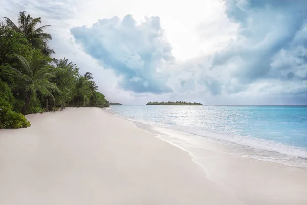 Pochmurna pogoda na tropikalnej plaży — Zdjęcie stockowe