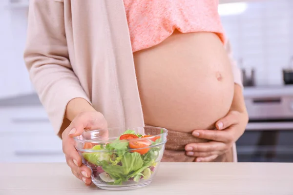 Kobieta w ciąży z miseczka sałatki — Zdjęcie stockowe