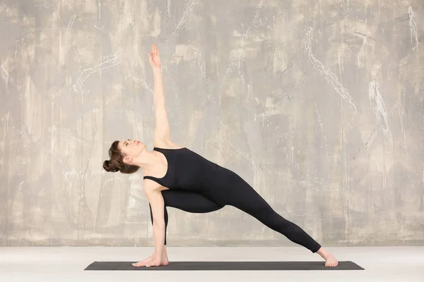 Vrouw die yoga beoefent — Stockfoto