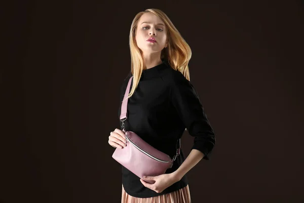 Jeune femme avec sac à main en cuir — Photo