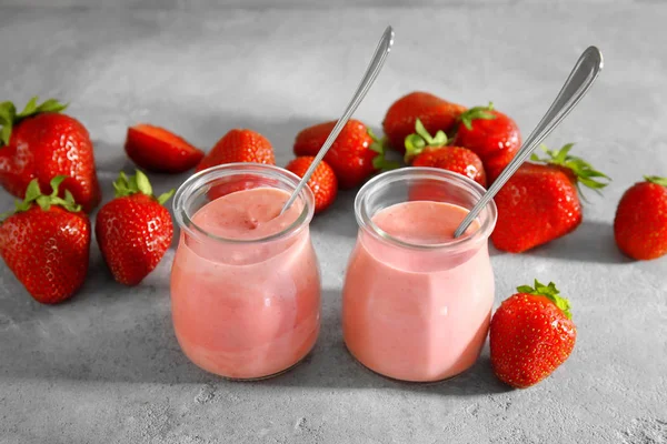 Homemade yogurt and strawberries — Stock Photo, Image