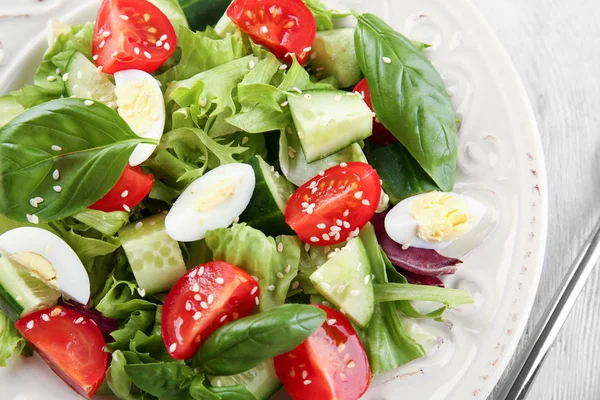 Teller mit Gemüsesalat mit Eiern — Stockfoto