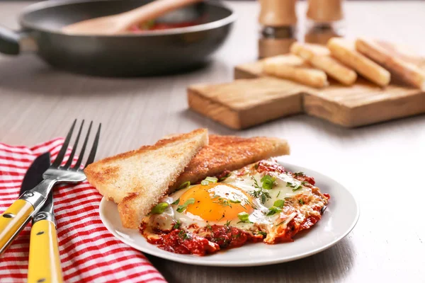 Assiette avec œuf et pain grillé — Photo