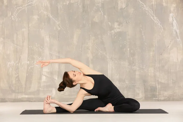 Vrouw die yoga beoefent — Stockfoto