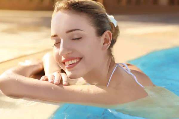 Ung kvinna i poolen — Stockfoto