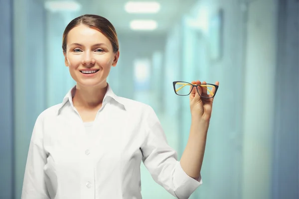 Oftalmólogo con gafas en el hospital — Foto de Stock