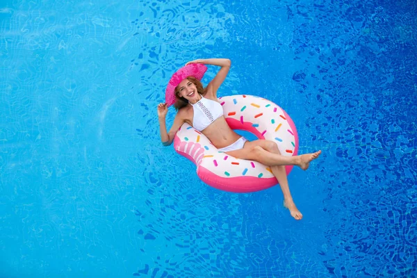 Şişme çörek ile güzel genç kız 