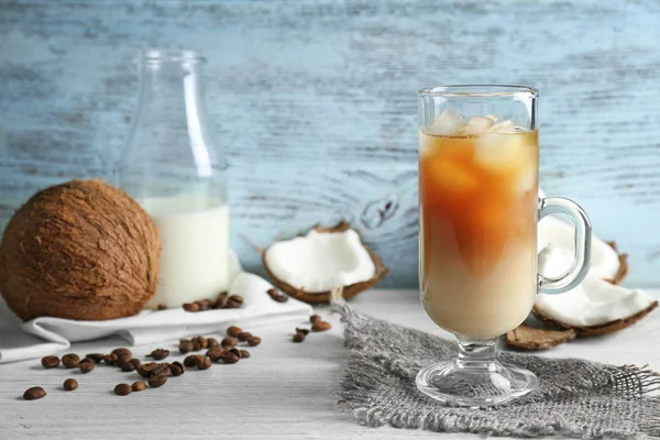 Glas koud lekker kokosnoot koffie — Stockfoto