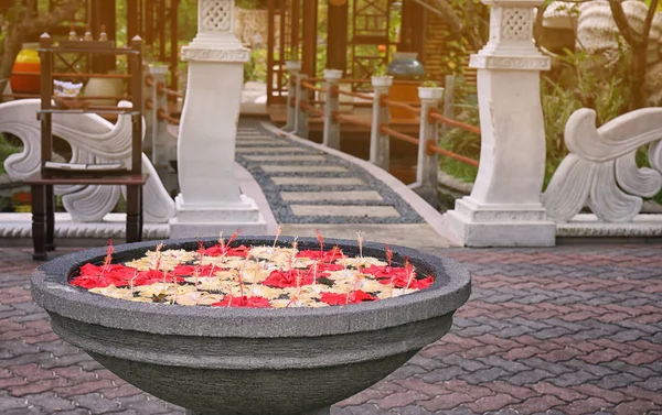 Cuenco de piedra con flores — Foto de Stock