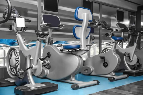 Εσωτερικό του σύγχρονο γυμναστήριο με μηχανήματα — Φωτογραφία Αρχείου