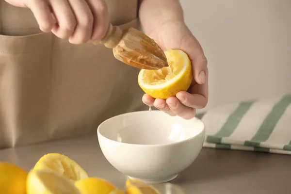 Mujer preparando limonada — Foto de Stock