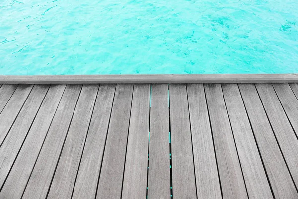 Trä ponton på strand vid havet — Stockfoto