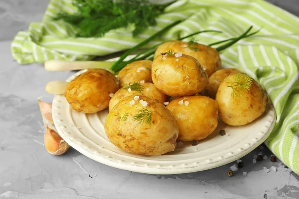 Tallrik med kokt potatis — Stockfoto