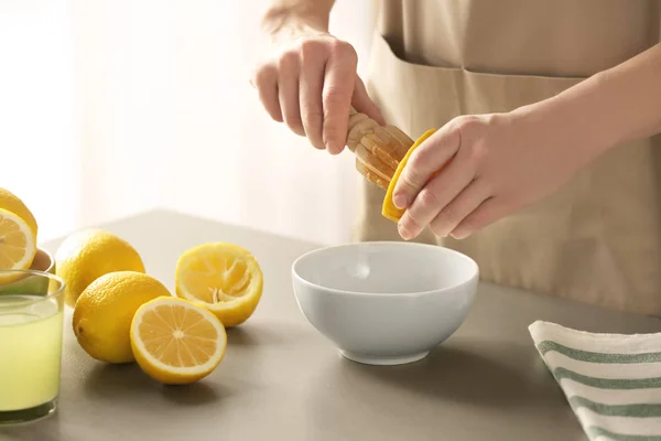女人准备柠檬水 — 图库照片