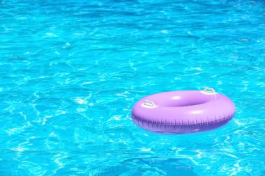 Yüzme havuzunda şişme halka