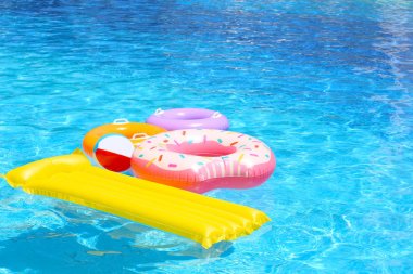 Şişme yatak, çörek ve yüzük