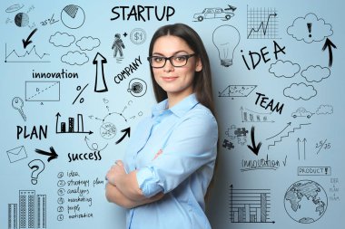 Genç kadın mavi zemin üzerine iş fikirleri sunulması. Danışmanlık ve konsept