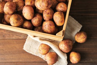 Patates ile ahşap kutu