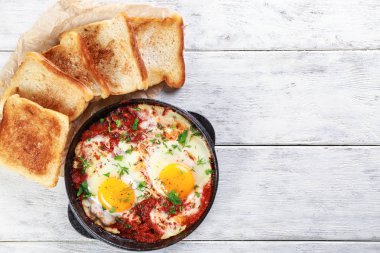 Kızartma tavası Araf içinde yumurta ile