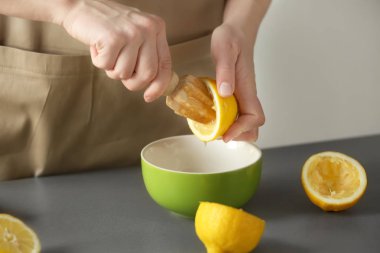 Limonata hazırlama kadın 