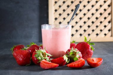 ev yapımı yoğurt ve çilek