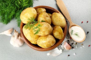 Haşlanmış patates ile kompozisyon