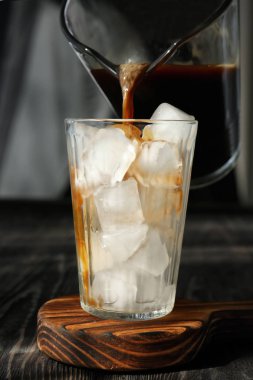 Soğuk bira kahve dökme  