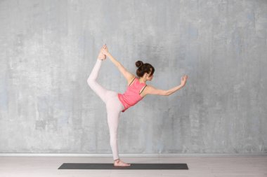 Yoga yapan kadın