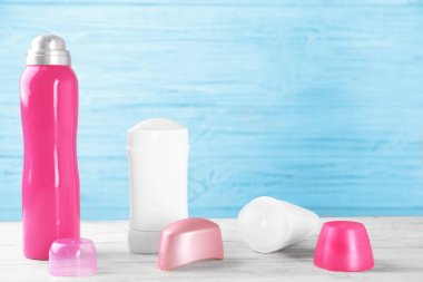 Tablo farklı deodorantlar