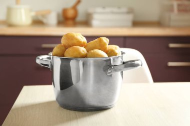 Haşlanmış patates ile metal pot