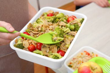 Genç kadın hizmet Öğle Yemeği 