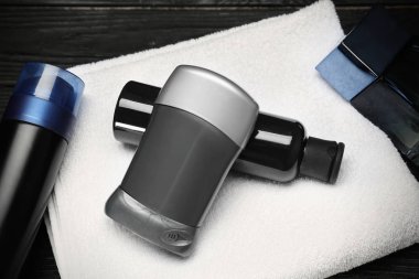 Deodorant ahşap arka plan siyah erkekler için çeşitli kozmetik ürünleriyle