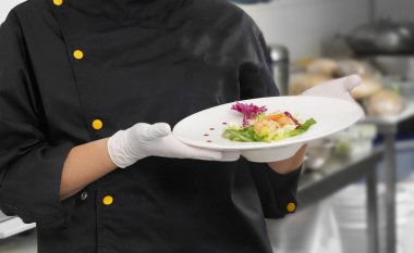  Şef holding plaka salata ile