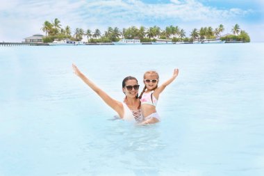 kadın denizde resort banyo kızı ile