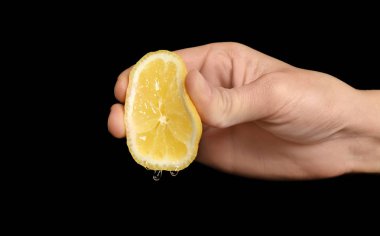 yarım limon sıkarak el 
