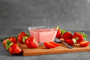 Taze ev yapımı yoğurt ile kompozisyon 