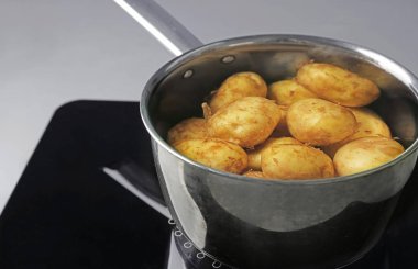 Yeni patates ile metal pot